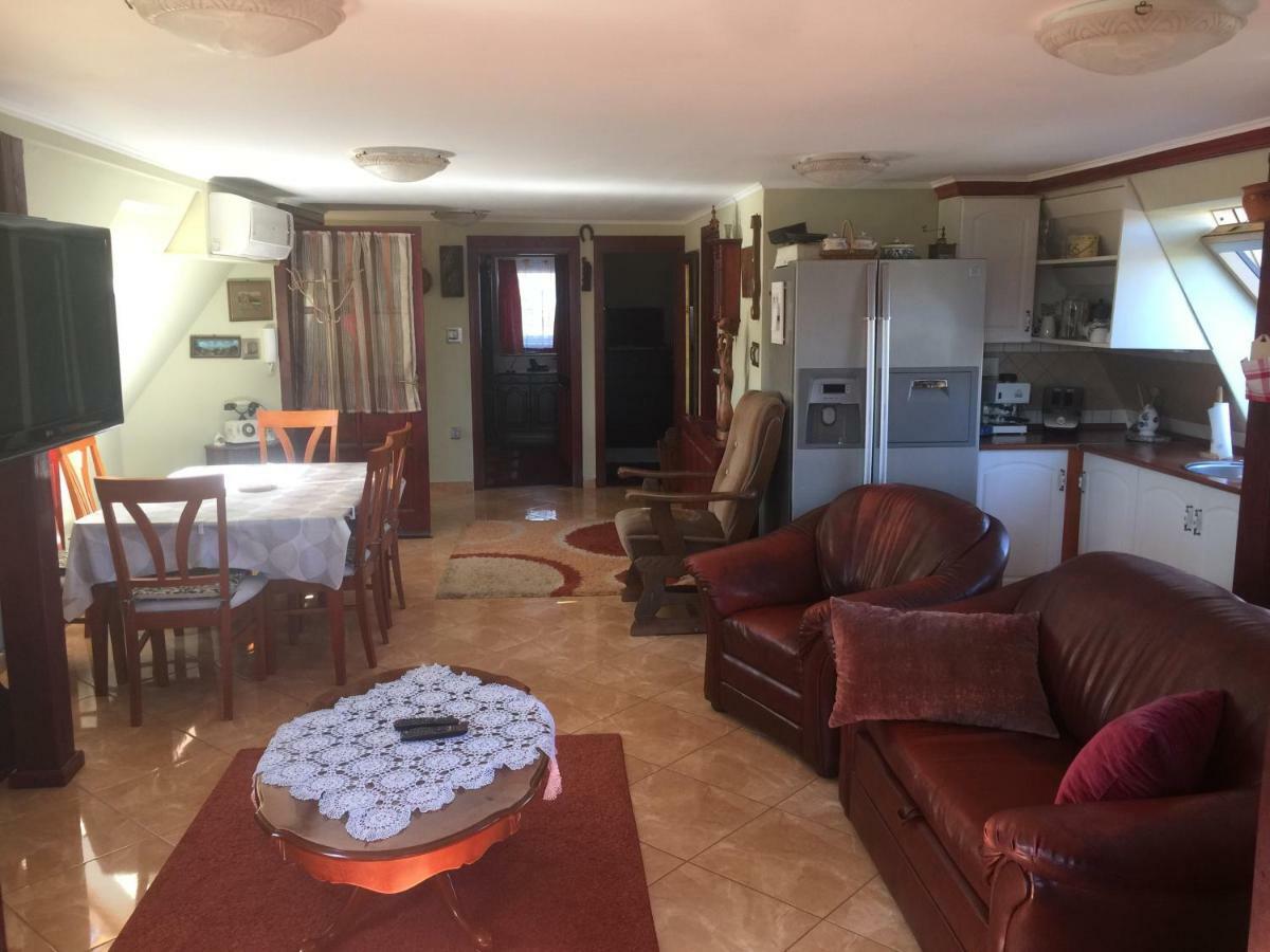 Tamas Sziveben- Egesz Evben Nyitva! Apartmán Balatonfoldvar